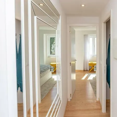 Seaside Duplex - 200m From The Beach!