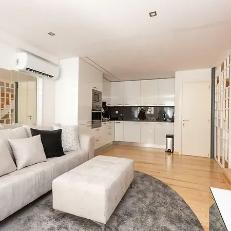 Seaside Duplex - 200m From The Beach! *