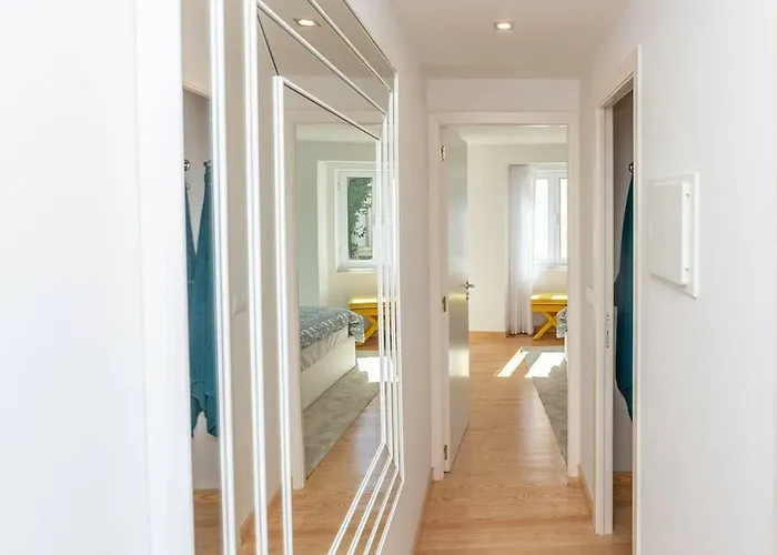 Seaside Duplex - 200m From The Beach!